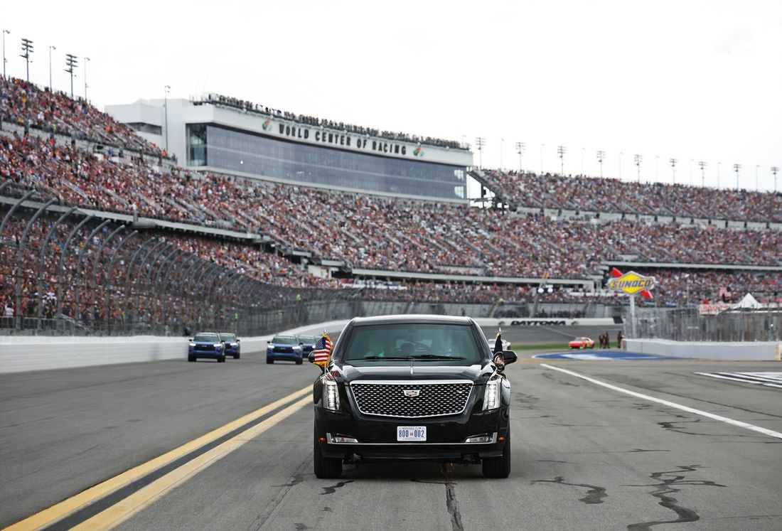 Prezydent USA Donald Trump jest wożony po torze przed wyścigiem Daytona 500
