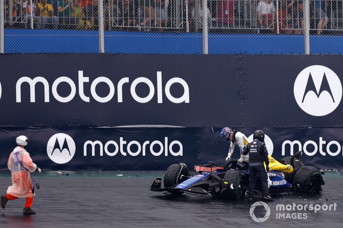 Alex Albon, Williams FW462, se baja del coche tras chocar en la calificación 