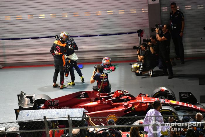 Daniel Ricciardo, McLaren, felicita a Sergio Pérez, Red Bull Racing, 1ª posición, en el Parc Ferme