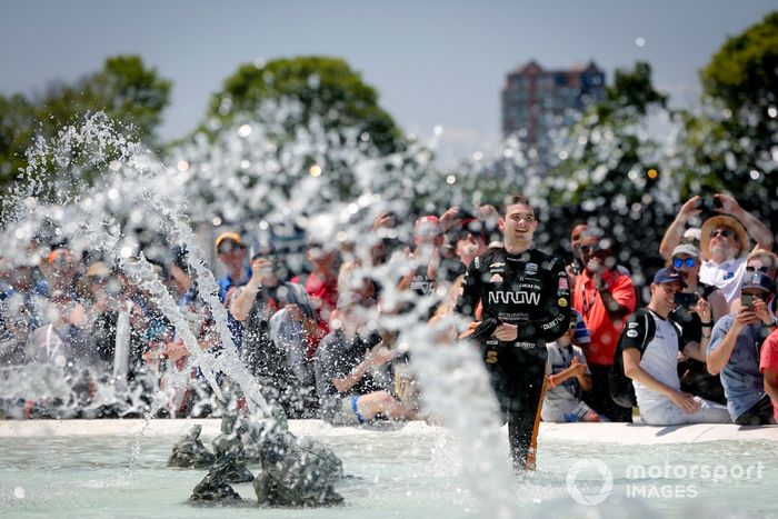 Ganador de la carrera Patricio O'Ward, Arrow McLaren SP Chevrolet celebra en la fuente
