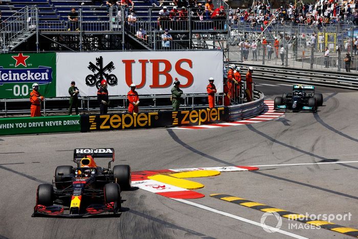 Max Verstappen, Red Bull Racing RB16B, Valtteri Bottas, Mercedes W12