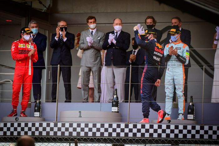 Podio: ganador Max Verstappen, Red Bull Racing, segundo lugar Carlos Sainz Jr., Ferrari, y tercer lugar Lando Norris, McLaren