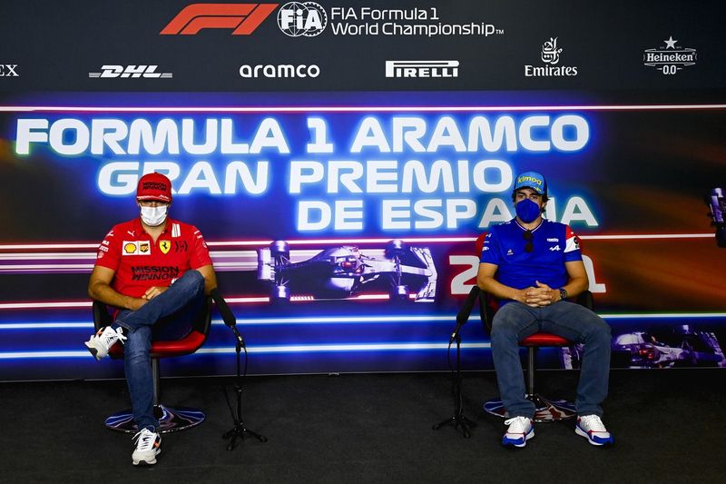 Carlos Sainz Jr., Ferrari, Fernando Alonso, Alpine F1 en la conferencia de prensa