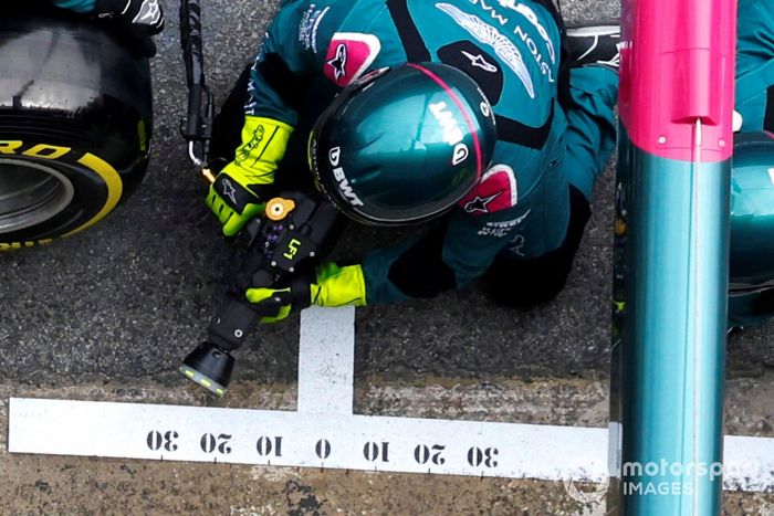 Detalle de la pistola de ruedas de Aston Martin 
