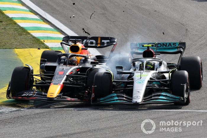 Max Verstappen, Red Bull Racing RB18, choca con Lewis Hamilton, Mercedes W13