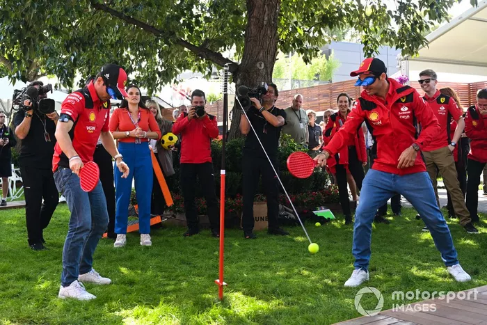 Charles Leclerc, Scuderia Ferrari y Carlos Sainz, Scuderia Ferrari juegan a un curioso deporte de raqueta