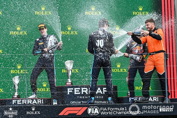 Zak O'Sullivan, Prema Racing, Franco Colapinto, MP Motorsport, Sebastian Montoya, Hitech Pulse-Eight celebran en el podio con el champán