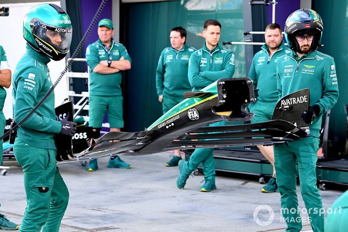 El equipo de boxes de Aston Martin con un alerón delantero de repuesto