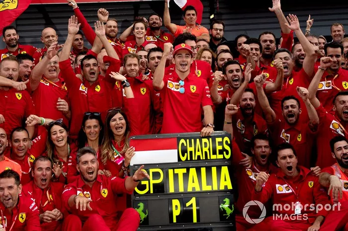 Ganador de la carrera Charles Leclerc, Ferrari celebra con el equipo
