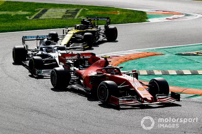 Charles Leclerc, Ferrari SF90 precede Lewis Hamilton, Mercedes AMG F1 W10 