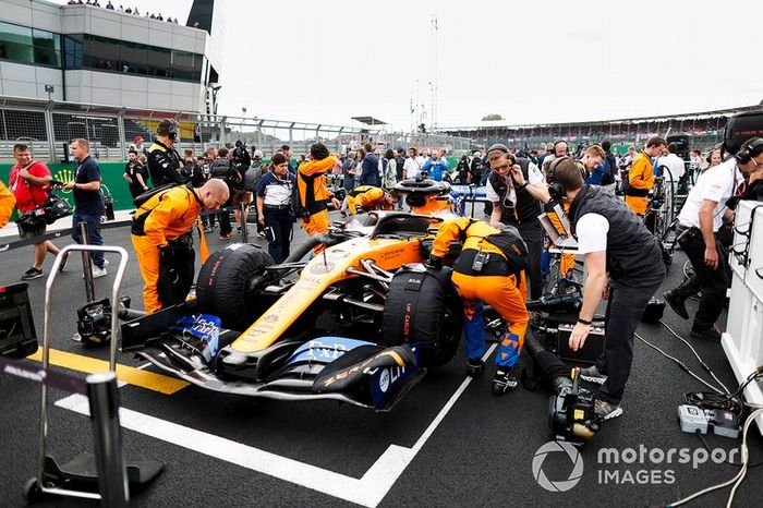 Mecánicos en la parrilla con el coche de Carlos Sainz Jr, McLaren MCL34