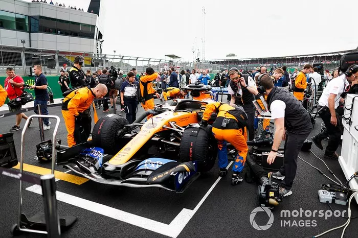 Mecánicos en la parrilla con el coche de Carlos Sainz Jr, McLaren MCL34