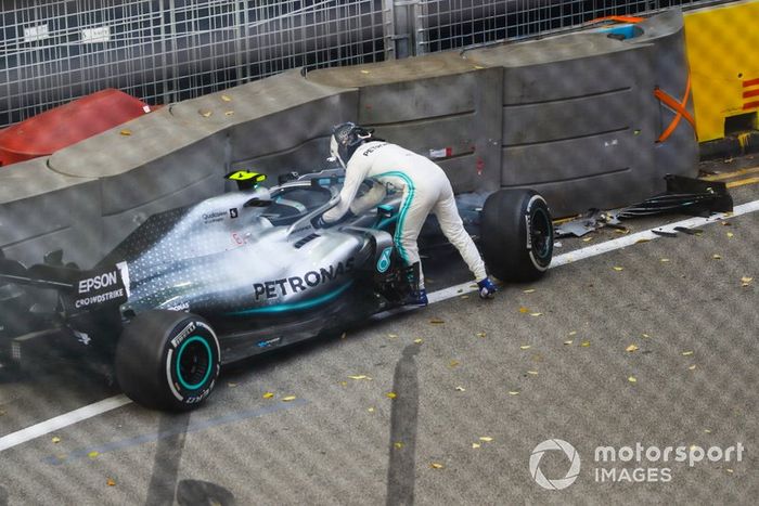 Valtteri Bottas, Mercedes AMG W10 se estrella contra la pared