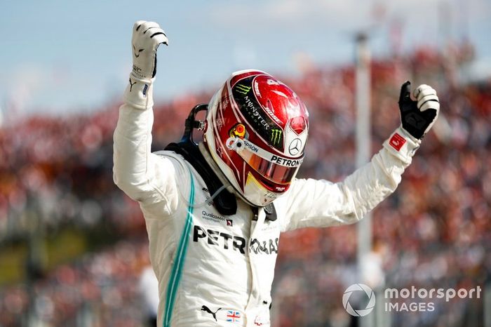Ganador de la carrera Lewis Hamilton, Mercedes AMG F1 celebra en el Parc Ferme 