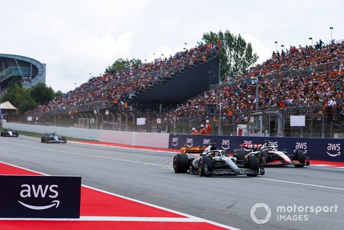 Oscar Piastri, McLaren MCL60, lucha con Kevin Magnussen, Haas VF-23