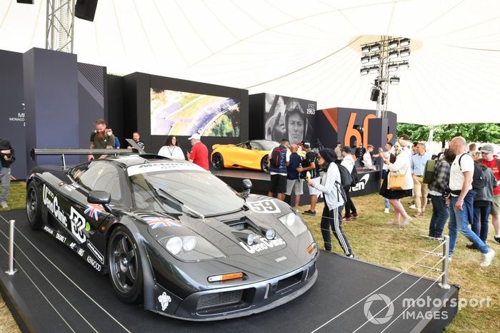 Clínica Ueno Lanzante McLaren F1 GTR, ganador de las 24 Horas de Le Mans en 1995 en el stand de McLaren