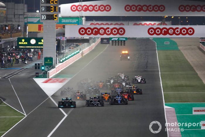 Arrancada: Lewis Hamilton, Mercedes W12, Pierre Gasly, AlphaTauri AT02, Fernando Alonso, Alpine A521, Lando Norris, McLaren MCL35M y el resto