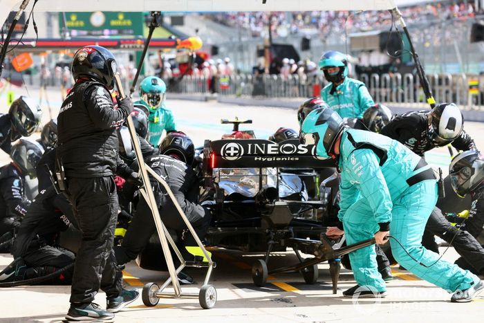 Valtteri Bottas, Mercedes W12, hace un pit stop