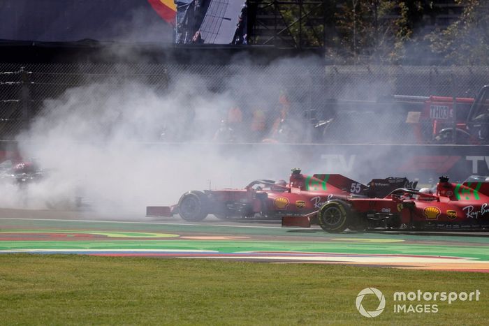 Carlos Sainz Jr., Ferrari SF21, Charles Leclerc, Ferrari SF21, al adelantar a un Valtteri Bottas, Mercedes W12, que hacía un trompo