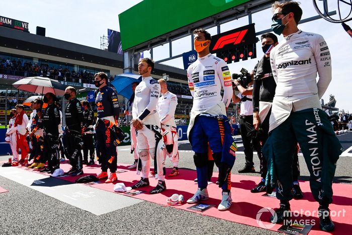 Max Verstappen, de Red Bull Racing, Pierre Gasly, de AlphaTauri, Daniel Ricciardo, de McLaren, Sebastian Vettel, de Aston Martin, y el resto de pilotos se ponen en pie para escuchar el himno nacional antes de la salida