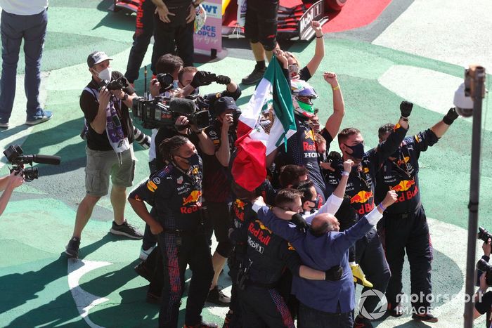 Tercer Lugar Sergio Pérez, Red Bull Racing RB16B, saluda a los aficionados al final de la carrera