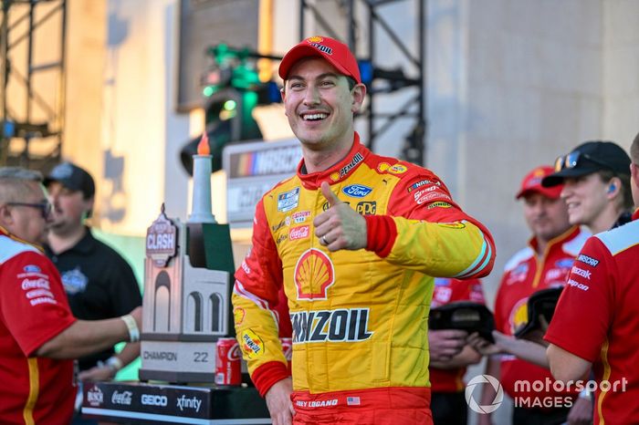 Joey Logano, Equipo Penske, Ford Mustang Shell Pennzoil celebra su victoria en la carrera