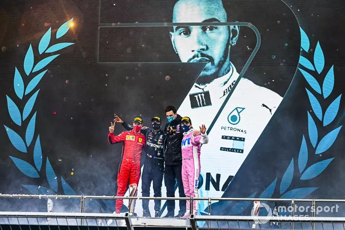 Podio: ganador y campeón del mundo Lewis Hamilton, Mercedes-AMG F1 con Toto Wolff, Director Ejecutivo Mercedes AMG, segundo lugar Sergio Pérez, Racing Point, y tercer lugar Sebastián Vettel, Ferrari