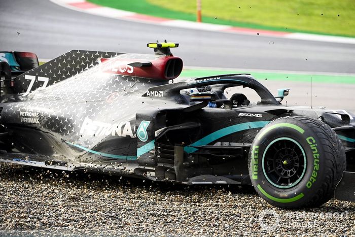 Valtteri Bottas, Mercedes F1 W11 hace un trompo