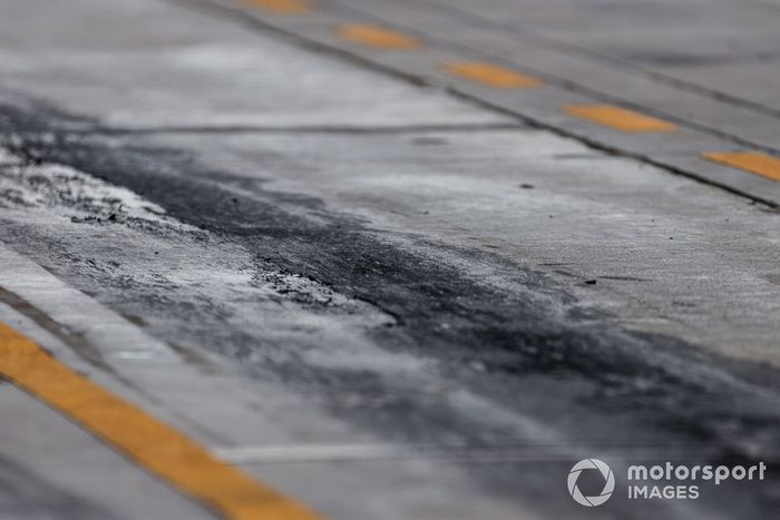 La goma de los neumáticos en el pit lane