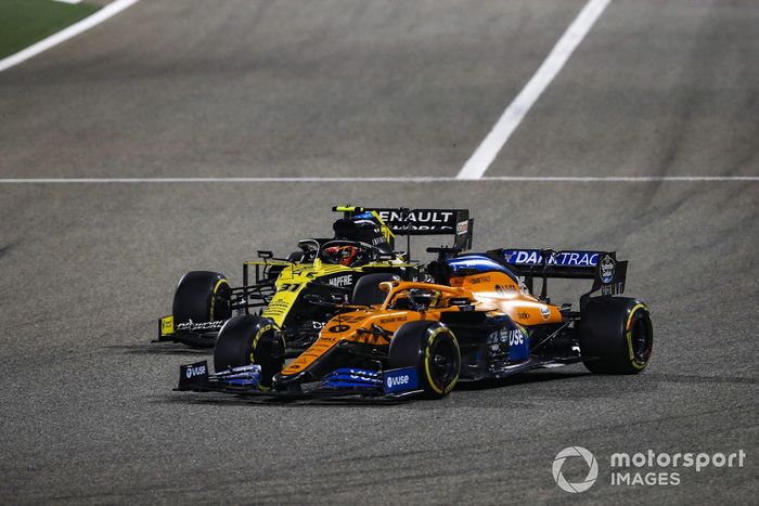 Carlos Sainz Jr., McLaren MCL35, Esteban Ocon, Renault F1 Team R.S.20