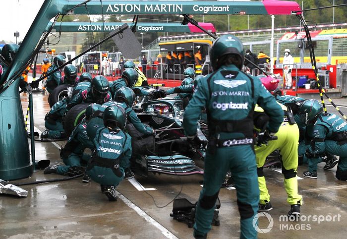 Sebastian Vettel, Aston Martin AMR21, en pits