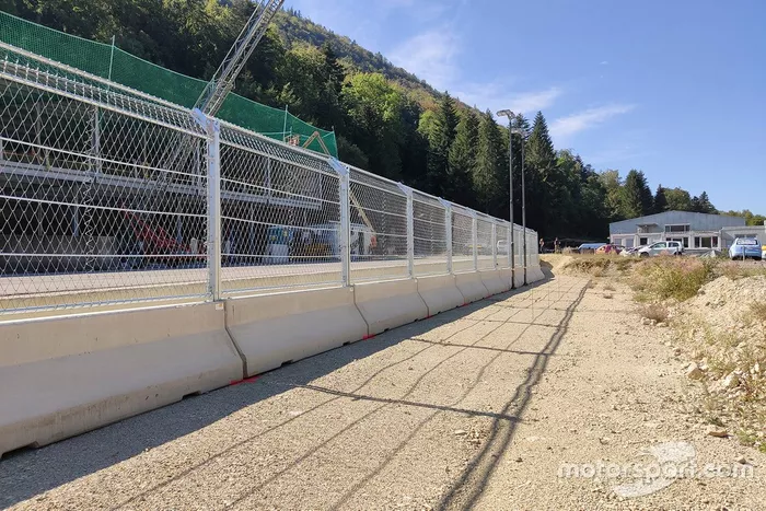 Fence and barrier test center