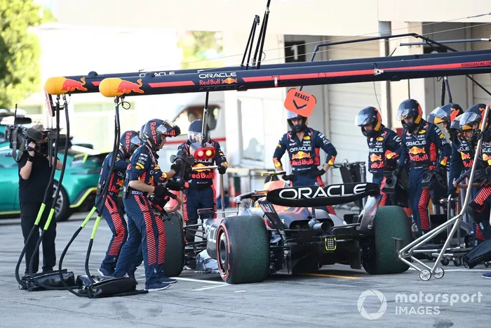 Sergio Pérez, Red Bull Racing RB19, en boxes