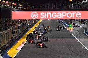 Carlos Sainz, Ferrari SF-23, Charles Leclerc, Ferrari SF-23, George Russell, Mercedes F1 W14, Lando Norris, McLaren MCL60, Lewis Hamilton, Mercedes F1 W14, el resto de la parrilla en la salida.
