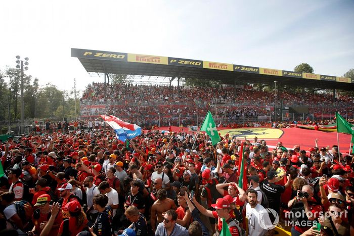 Una gran multitud invade el circuito tras la carrera