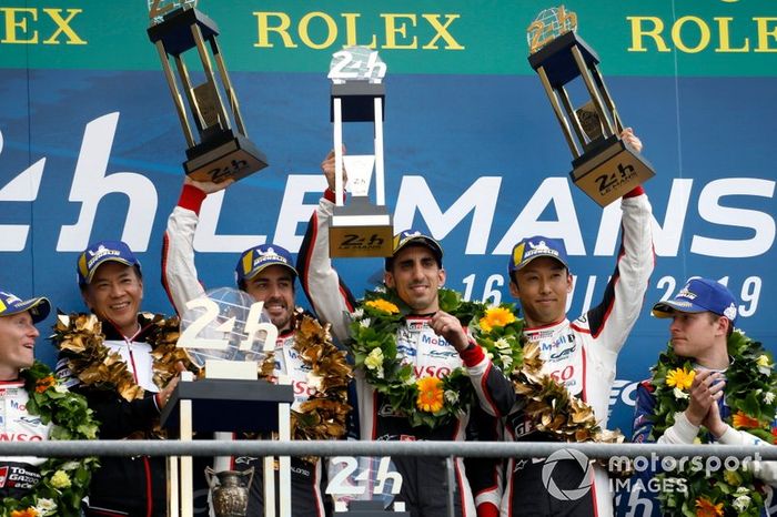 Podio: Ganadores #8 Toyota Gazoo Racing Toyota TS050: Sébastien Buemi, Kazuki Nakajima, Fernando Alonso