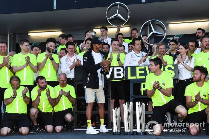 Lewis Hamilton, Mercedes AMG F1, 2ª posición, Valtteri Bottas, Mercedes AMG F1, 1ª posición, y el equipo Mercedes celebran después de la carrera.