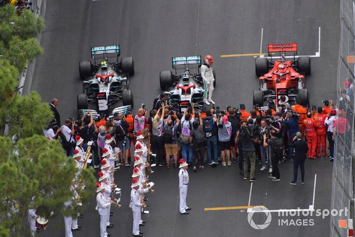 Una banda de música toca los himnos nacionales para la ceremonia del podio