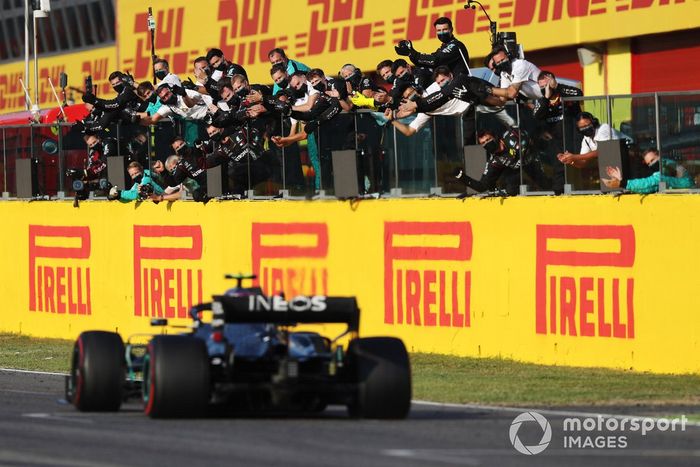 Segundo lugar Valtteri Bottas, Mercedes F1 W11, cruza la meta 