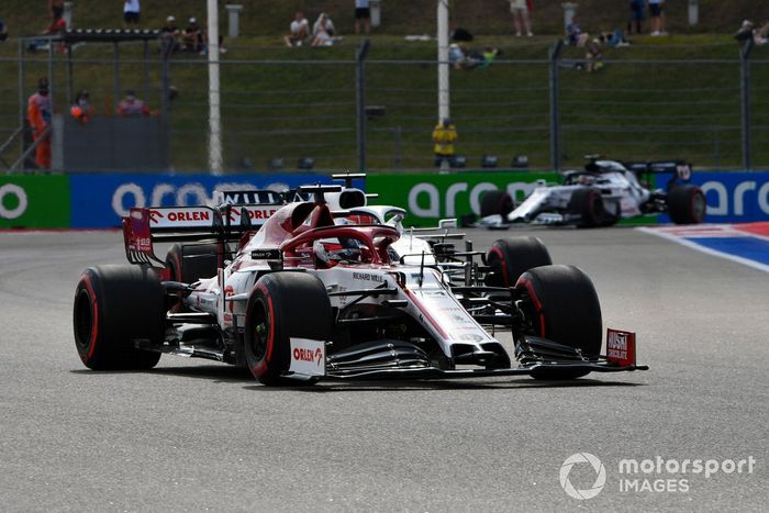 Kimi Raikkonen, Alfa Romeo Racing C39, George Russell, Williams FW43