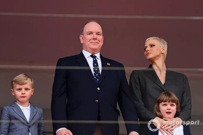 El Príncipe Alberto II y la Princesa Charlene de Mónaco en el podio