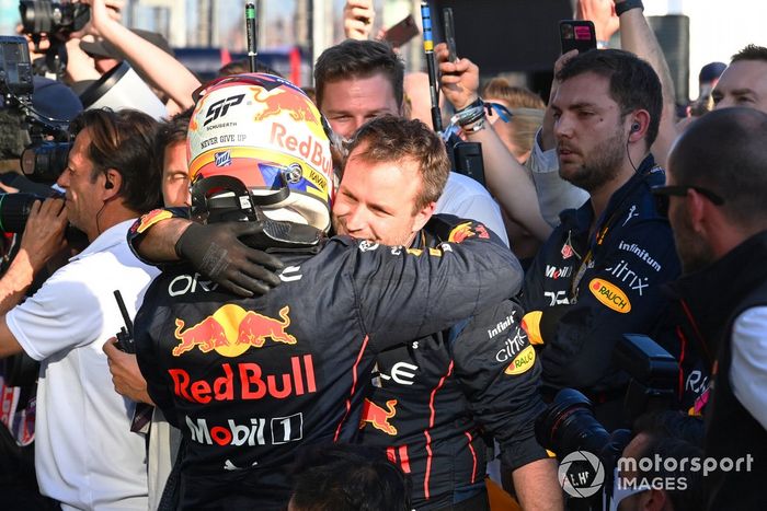 Sergio Pérez, Red Bull Racing, segundo, celebra con su equipo en el parque cerrado