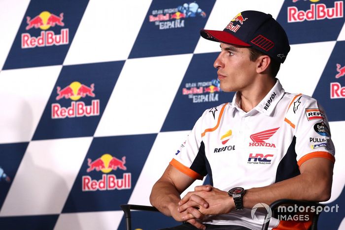 Marc Márquez, Repsol Honda Team, estira el brazo