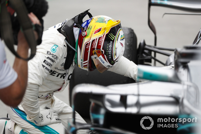 Lewis Hamilton, Mercedes AMG F1, 1er puesto, celebra a su llegada al Parc Ferme.