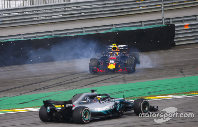 Max Verstappen spint na de tik van Esteban Ocon op Interlagos