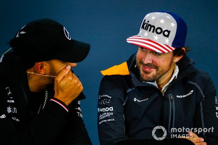 Lewis Hamilton, Mercedes AMG F1, y Fernando Alonso, McLaren en la conferencia de prensa