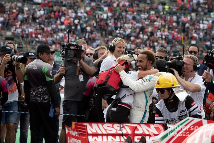 Lewis Hamilton, Mercedes AMG F1 y Angela Cullen, su fisio