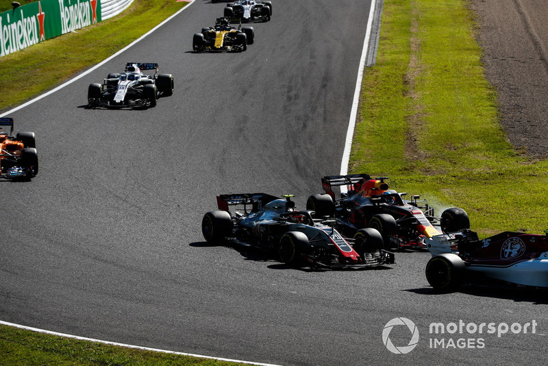 Kevin Magnussen, Haas F1 Team VF-18, battles with Daniel Ricciardo, Red Bull Racing RB14, ahead of Fernando Alonso, McLaren MCL33, and Lance Stroll, Williams FW41 