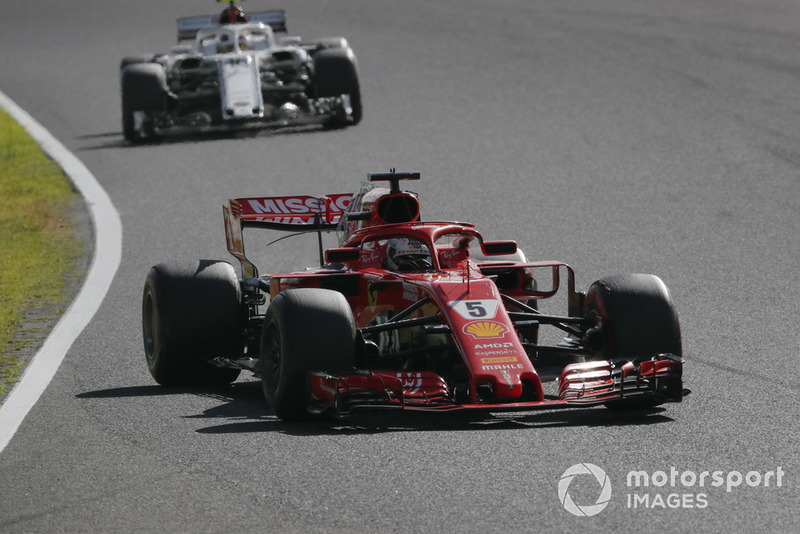 Sebastian Vettel, Ferrari SF71H precede Charles Leclerc, Sauber C37