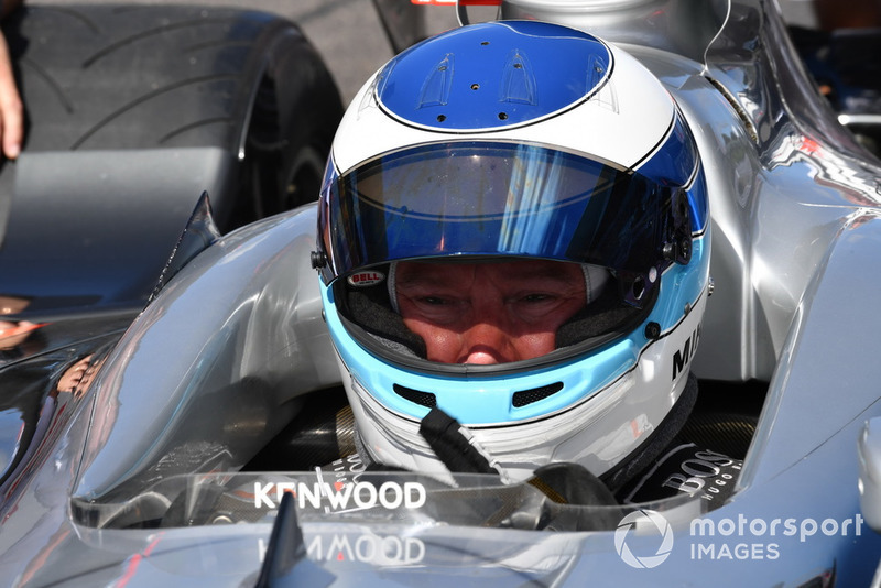 Міка Хаккінен на демозаїздах за кермом боліда McLaren Mercedes 1998 року на честь 30-річчя ГП Японії